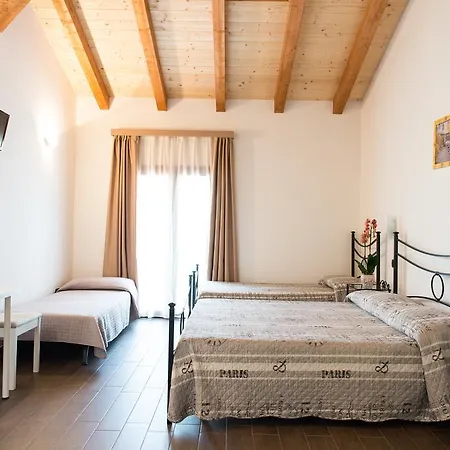 Chesini Rooms Feriegård Castelnuovo del Garda